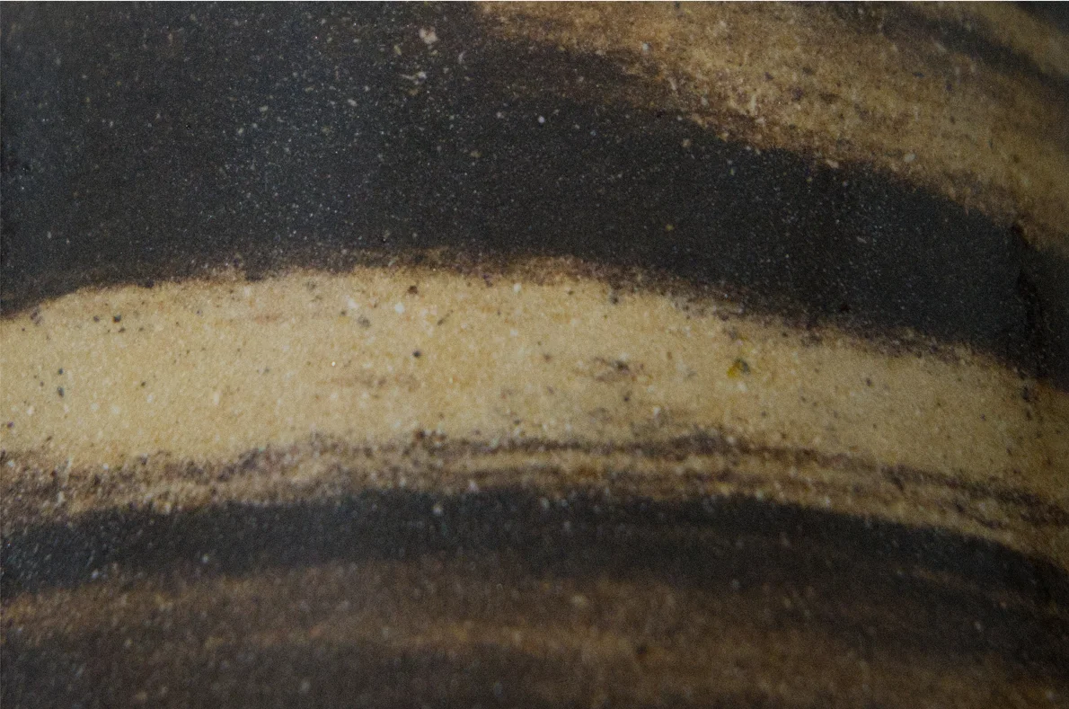 Detail einer Keramik aus der Kollektion MUD.earth