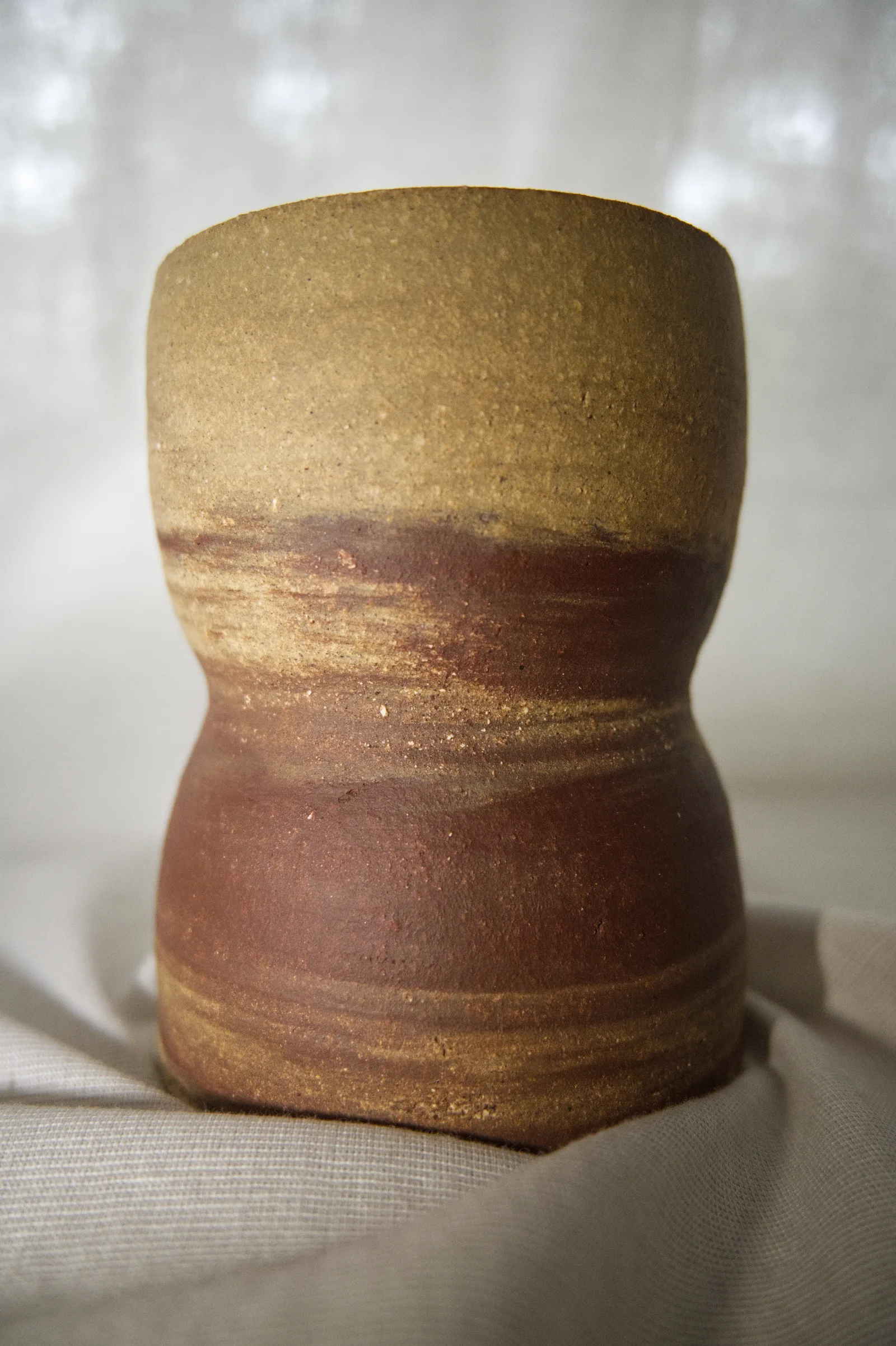 Handgedrehte Tasse der Kollektion MUD.earth